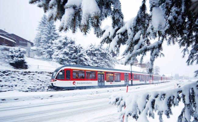 รถไฟ Zentralbahnวิ่งผ่านภูมิทัศน์หิมะในฤดูหนาว