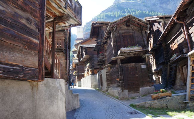 Zermatt historische chalets in een schilderachtige steeg