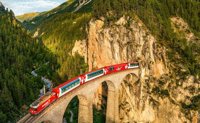 Viaduc de Landwasser avec train dans les Grisons. Encerclé par des montagnes et des forêts