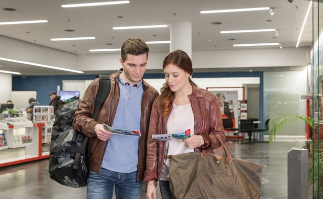 Reisende mit Swiss Travel Pass im Bahnhof Zürich