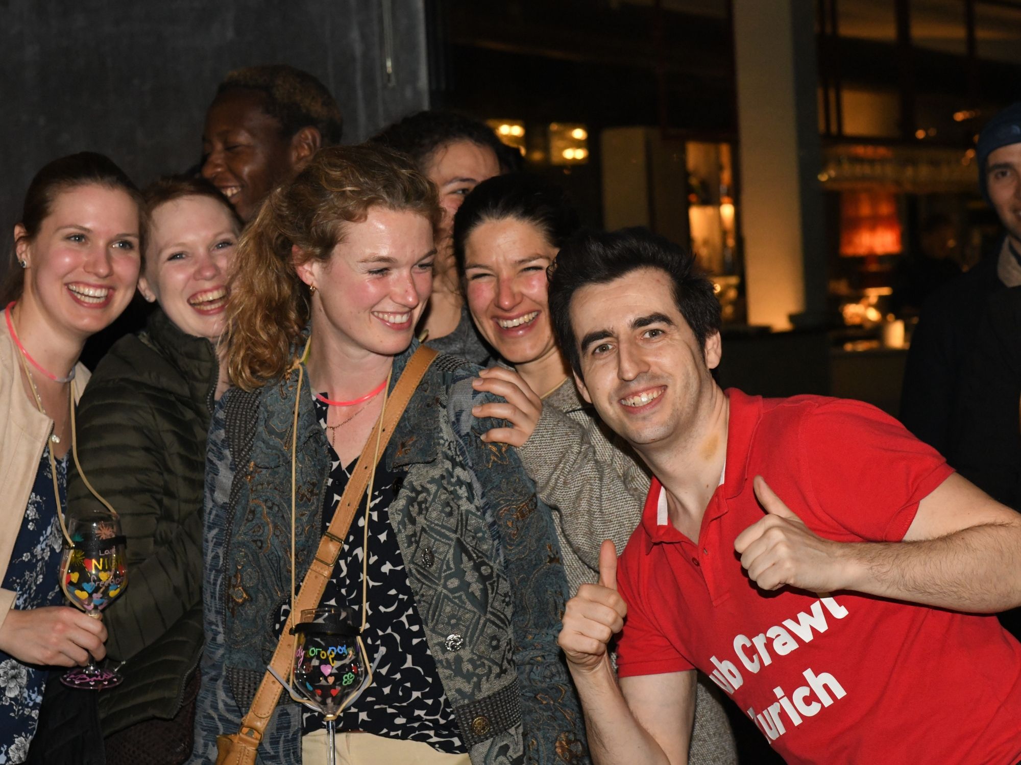 جولات الحانة في زيورخ: مجموعة برفقة مرشد، تنطلق في مغامرة مثيرة في المدينة.