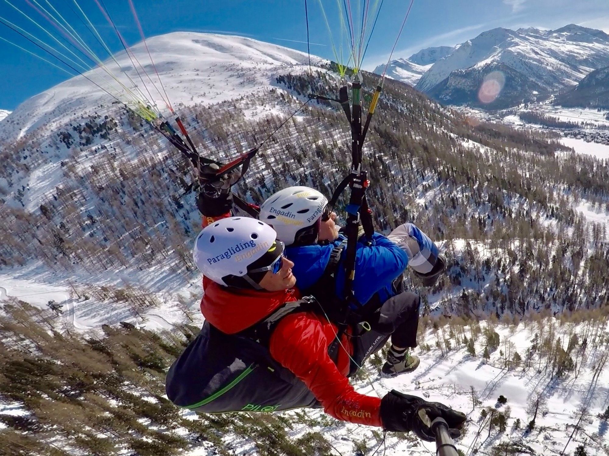 滑翔伞：冬季在惊艳的恩加丁进行双人飞行，享受壮观的景色。