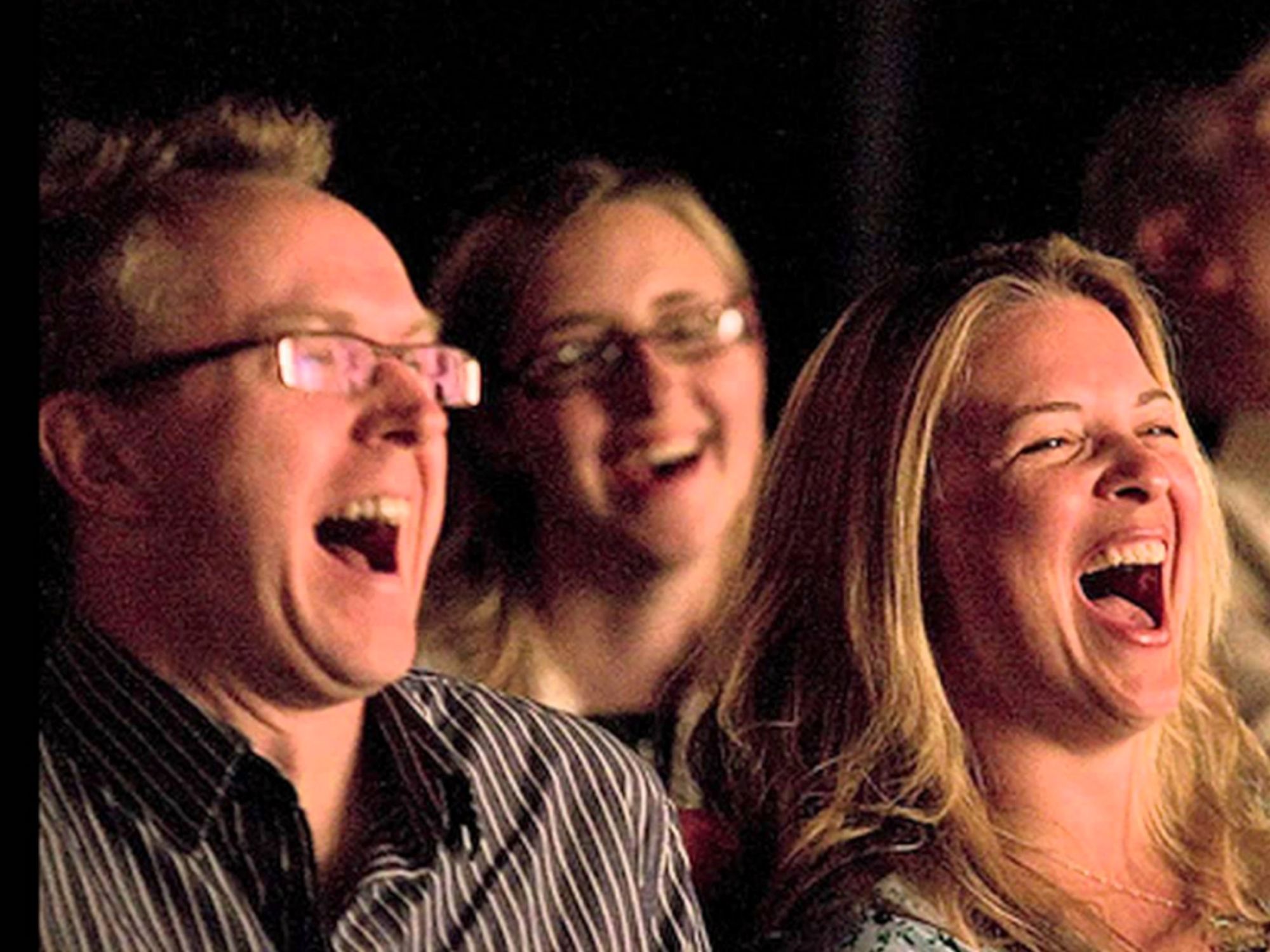 Seminar Tawa: orang tertawa saat workshop, pengalaman komunitas, suasana hati yang baik, dan kebahagiaan.