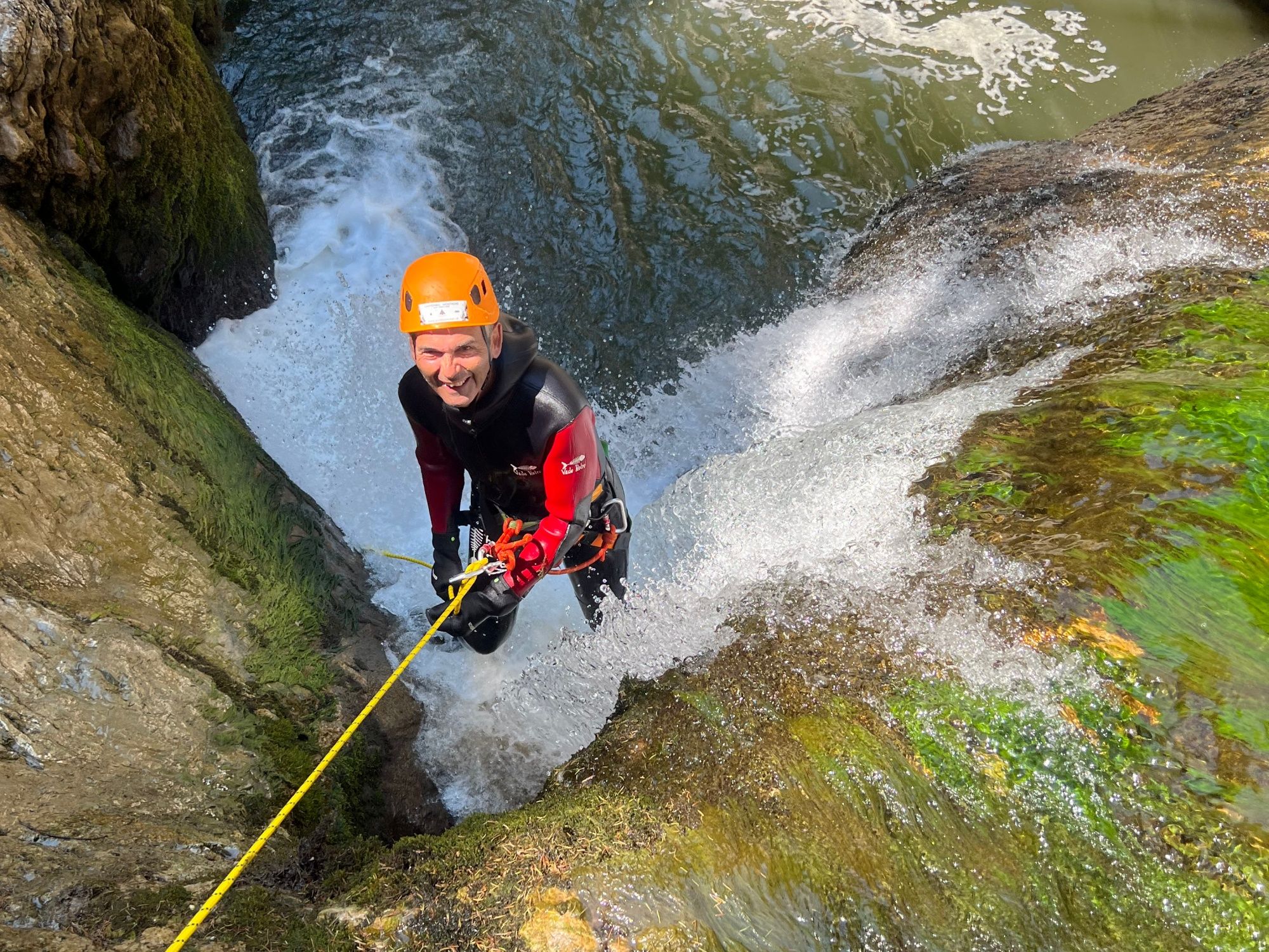 Air Dingin: Canyoning Rappelling di jurang, sempurna untuk petualangan dan kegiatan kelompok.