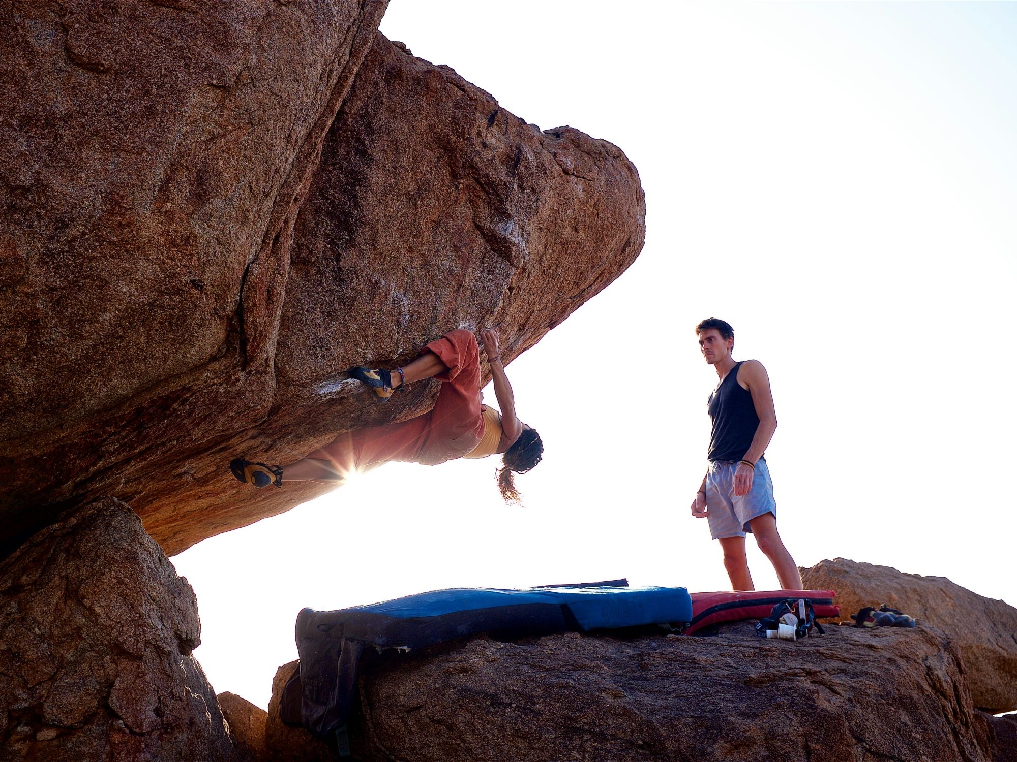Bouldering utomhus med vänner, sport, klippor och äventyr.