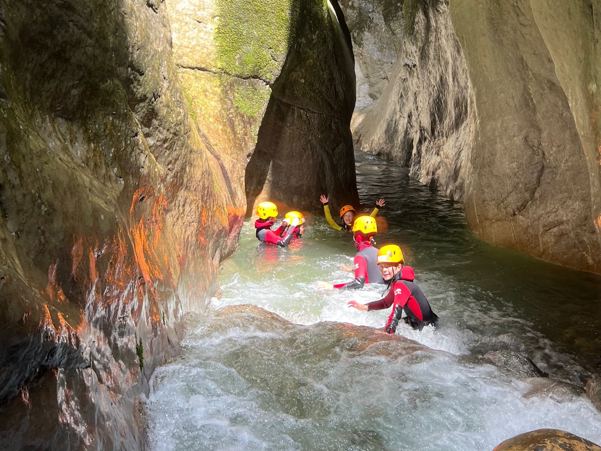 Pissot: Canyoning in der Schlucht mit Gruppe, Abenteuer und Natur erleben.