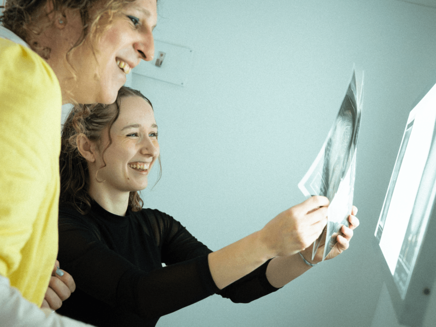 Escape Room Luzern: begejstrede spillere løser gåder i Top Secret Escape Room.