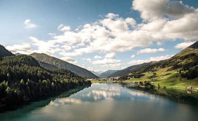 Davos : paysage montagneux impressionnant au bord du lac, idéal pour des activités d'été et des explorations de la nature.