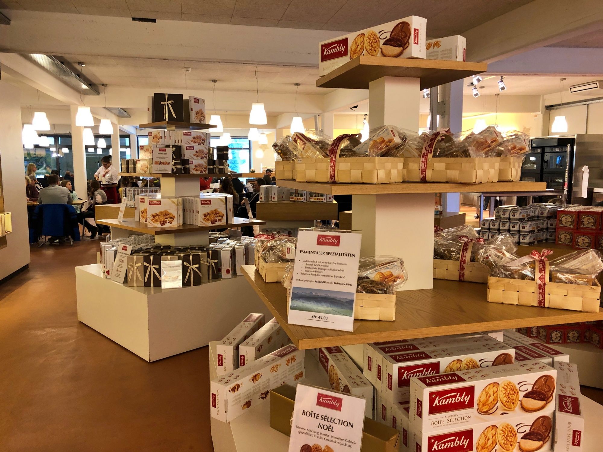 Kambly Factory Store: Delicious Cookies and Snacks in an Inviting Atmosphere.