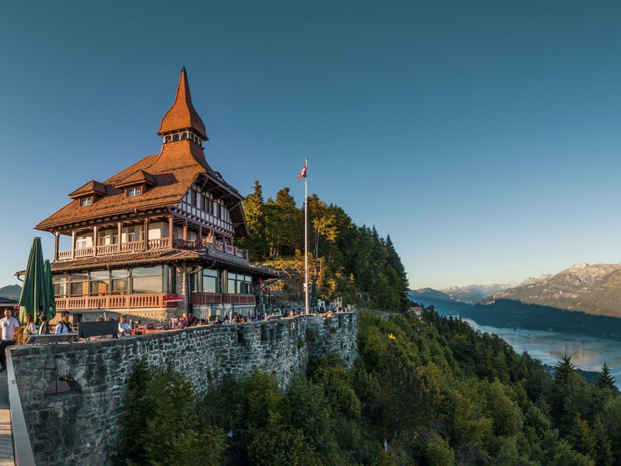 Harder Kulm: Widok na góry i wycieczka autokarowa z grupami latem.
