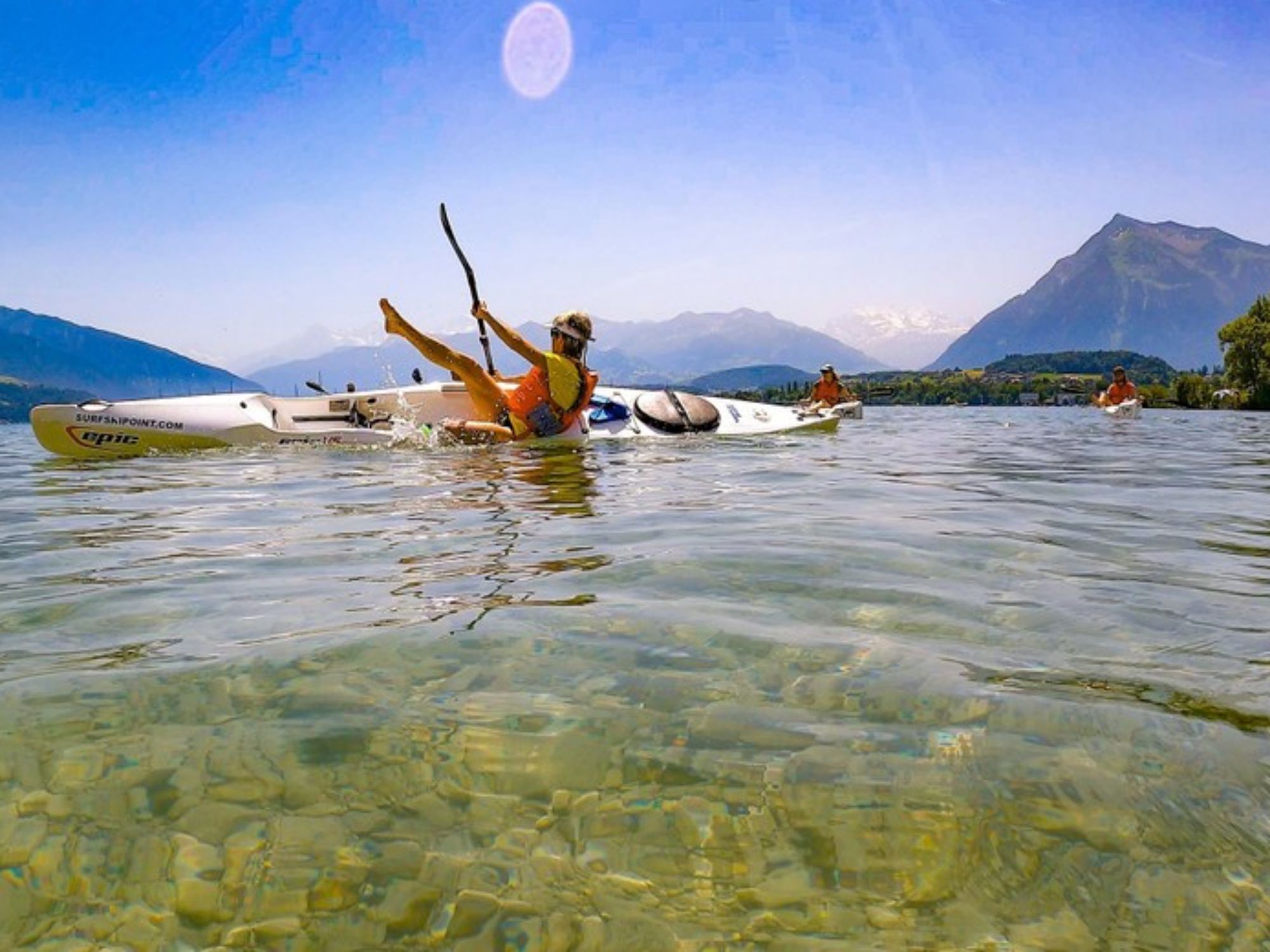 Corso di base di surfski: Goditi di remare sul lago di Thun con vista sulle montagne.