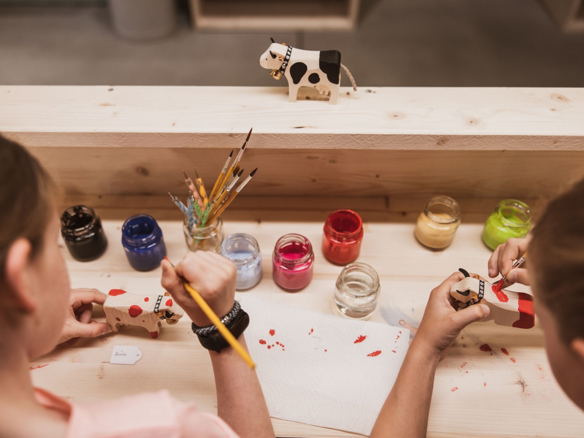 Dunia Pengalaman Trauffer: Kegiatan Kreatif dengan Anak-anak di Bengkel untuk Patung Kayu Berwarna-warni.