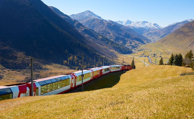 Călătorie la Andermatt cu Glacier Express, panoramă spectaculoasă a Alpilor toamna.
