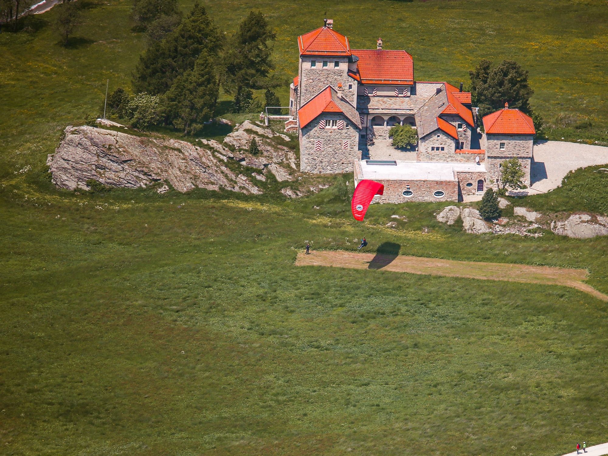 Paragliding: Geniesse einen Tandemflug im Engadin über Samedan und die malerische Landschaft.