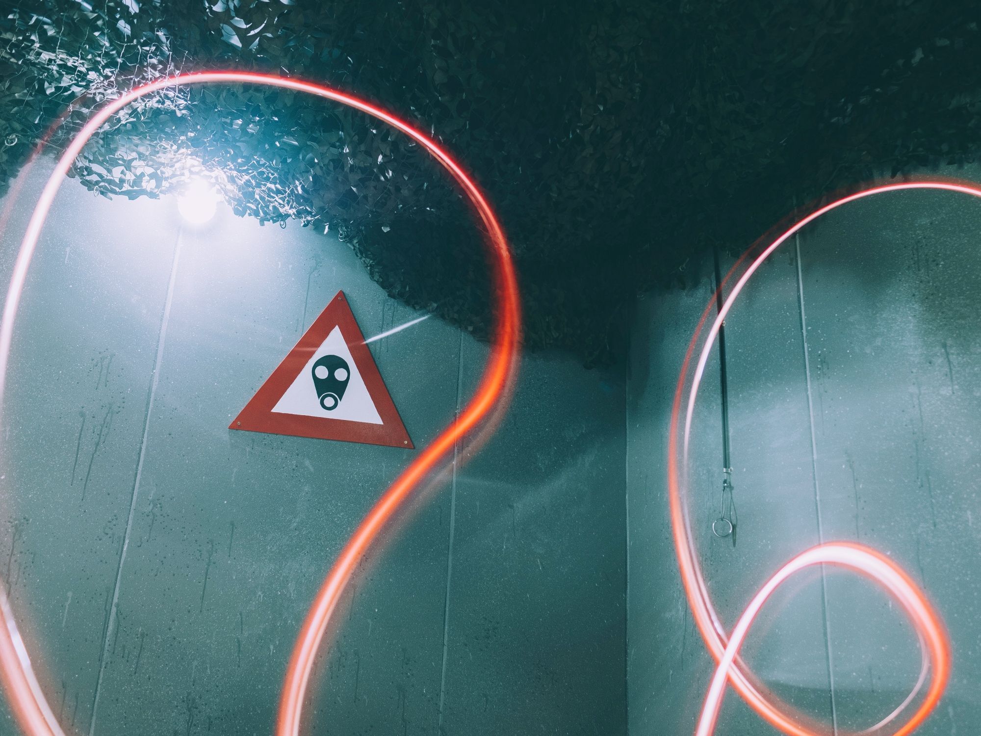 Escape Room Luzern: spændende udfordring for hold med fantastisk atmosfære og sikkerhedssymbol.