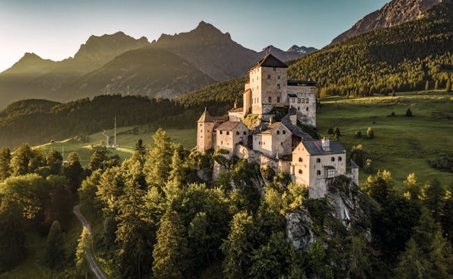 Château de Tarasp : architecture impressionnante du château en Suisse avec un panorama montagneux.