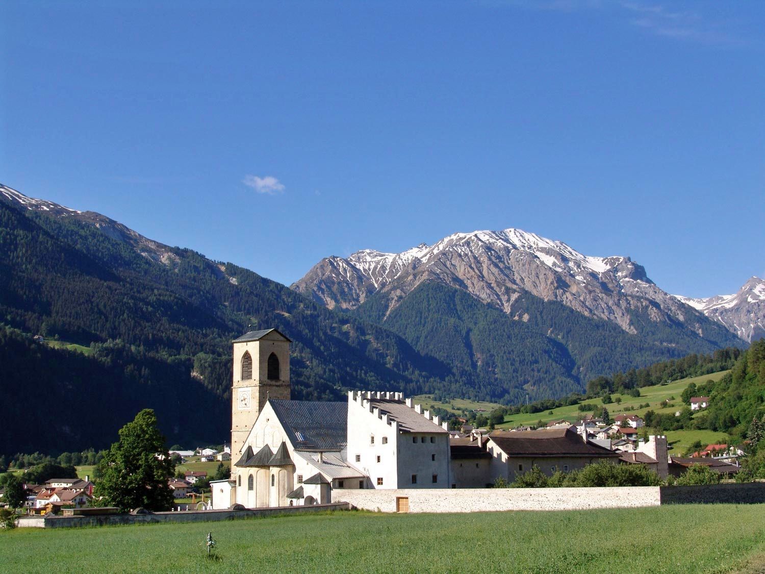 알프스의 발무스타르 수도원과 주변 자연