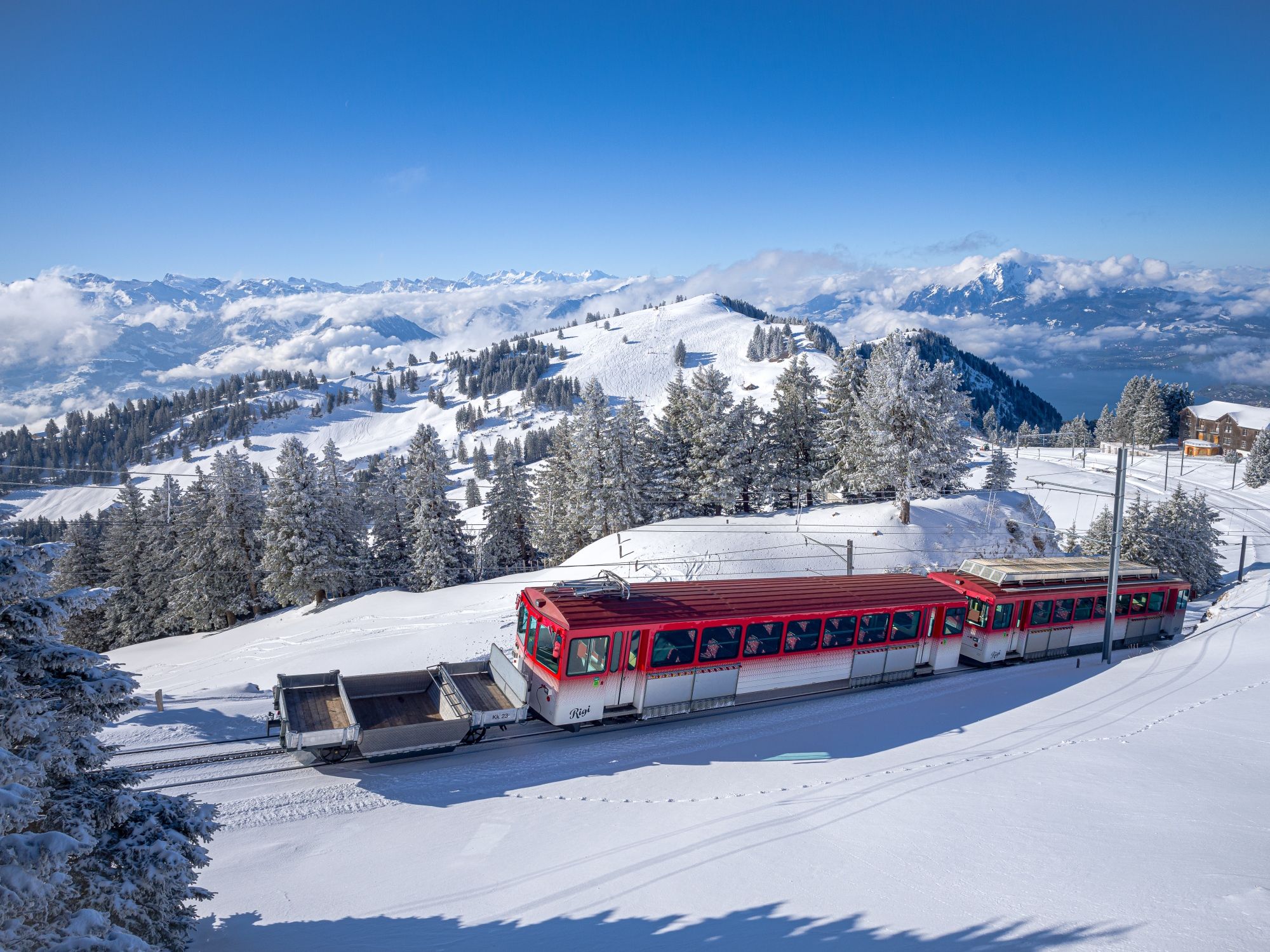 Tågskridsbanan på vintern vid Rigi utanför Luzern, imponerande landskap och snöklädda berg.