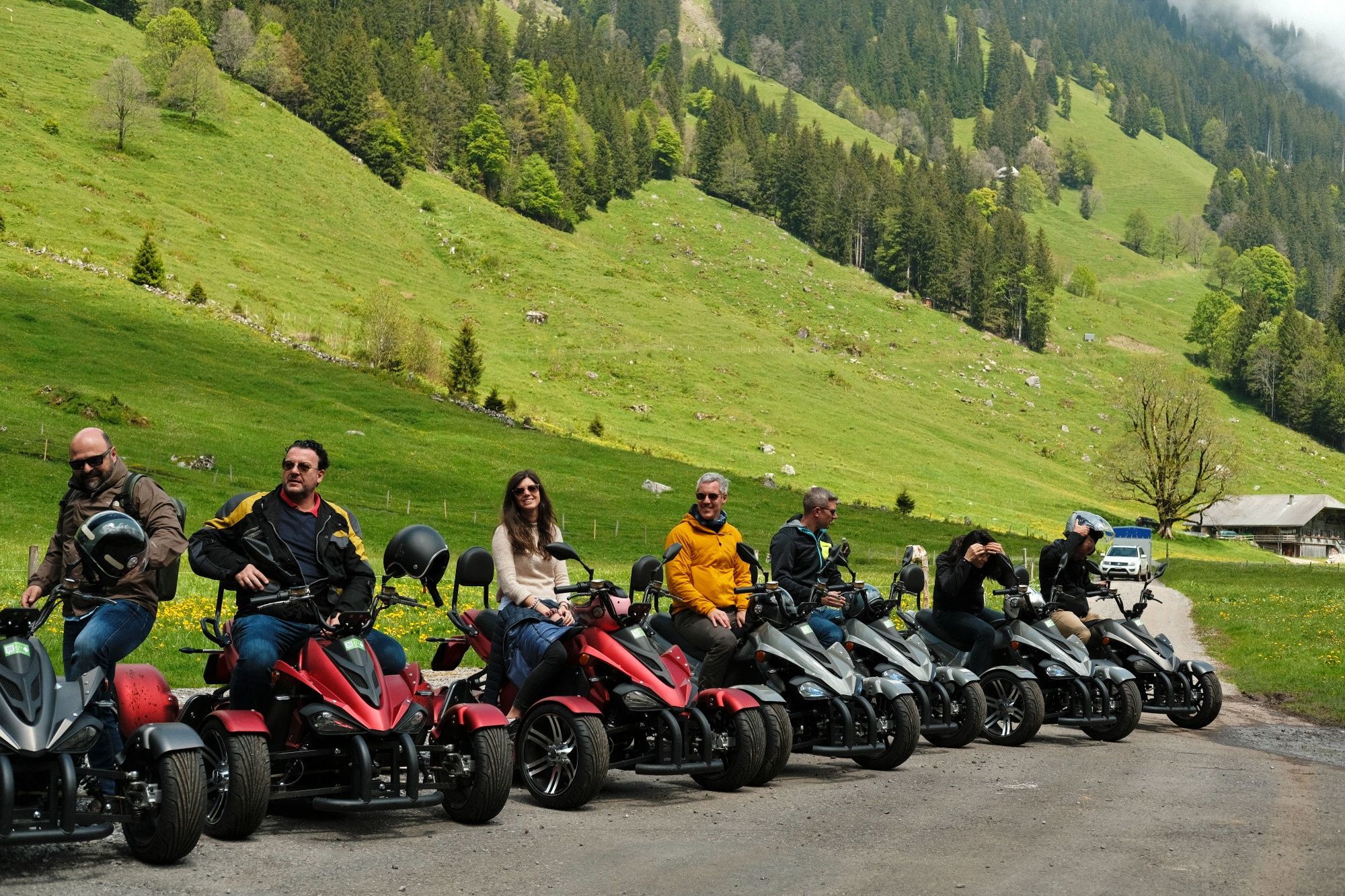 Tur Perkuda: Rasakan petualangan seru sehari penuh melalui lanskap indah Interlaken.