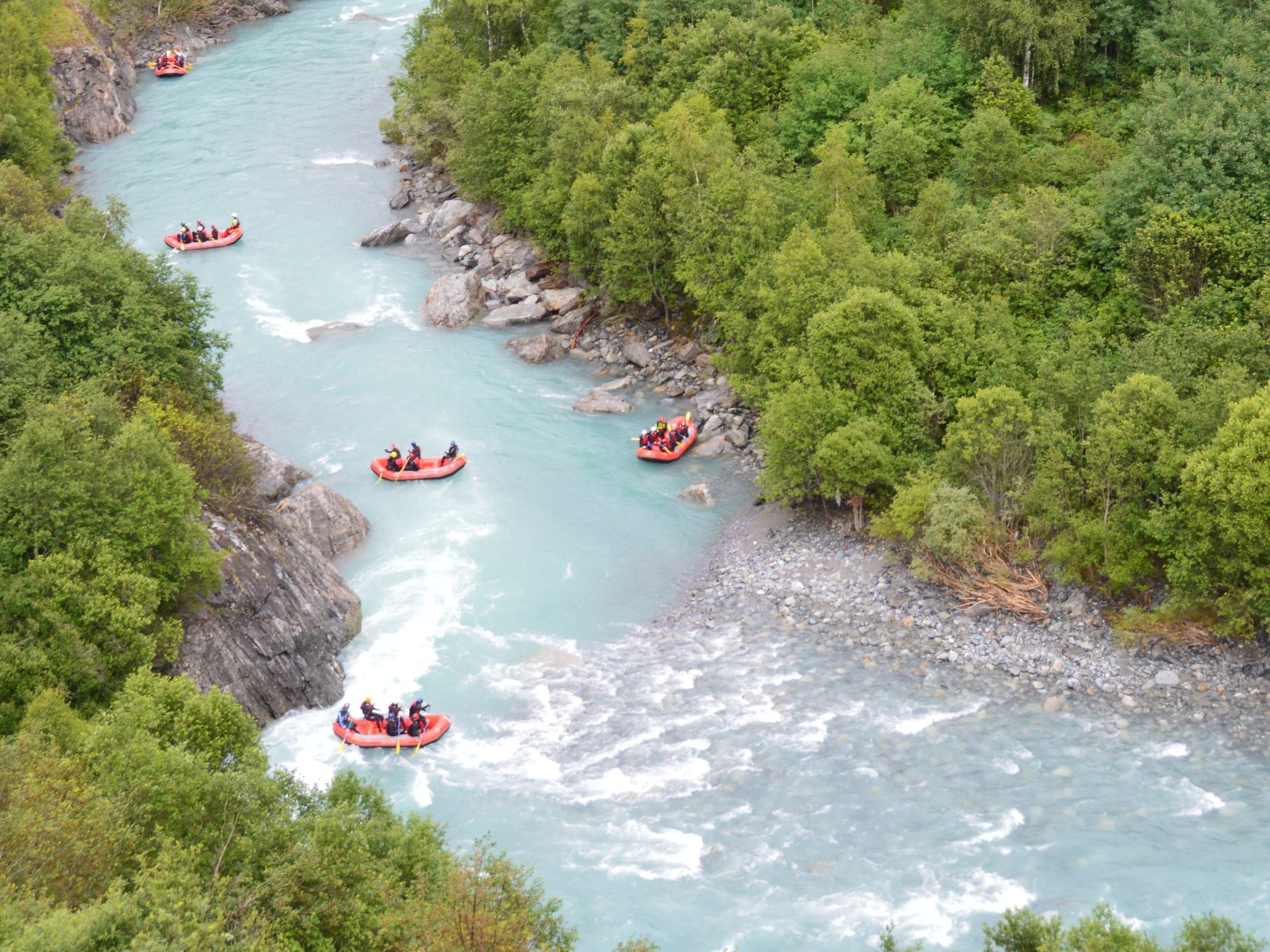 Rafting di gaung Scuoler: Alami pengembaraan mendebarkan di taman semula jadi gunung.