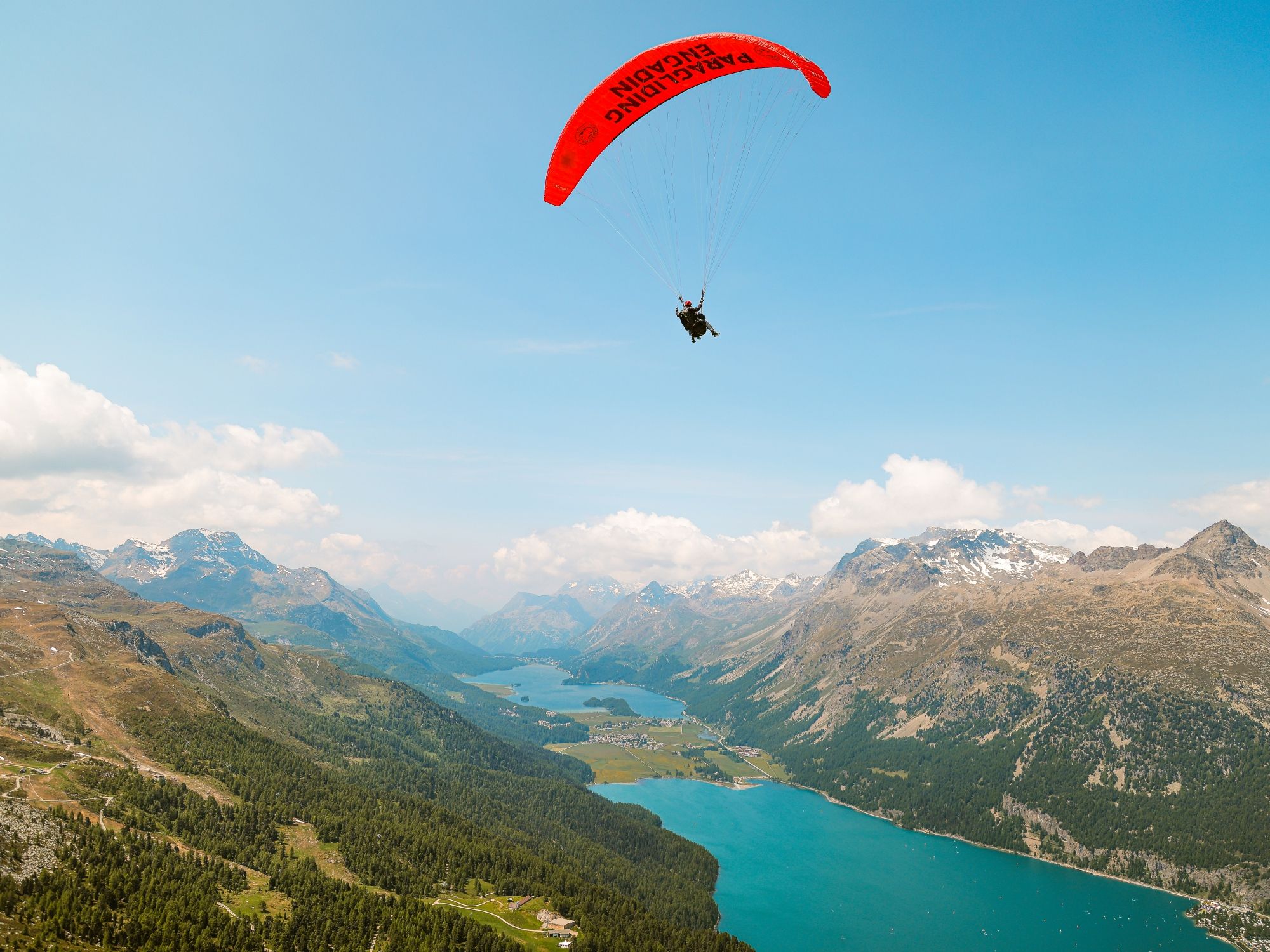 Paragliding in Engadin: Experience a tandem flight over the impressive mountain landscape.
