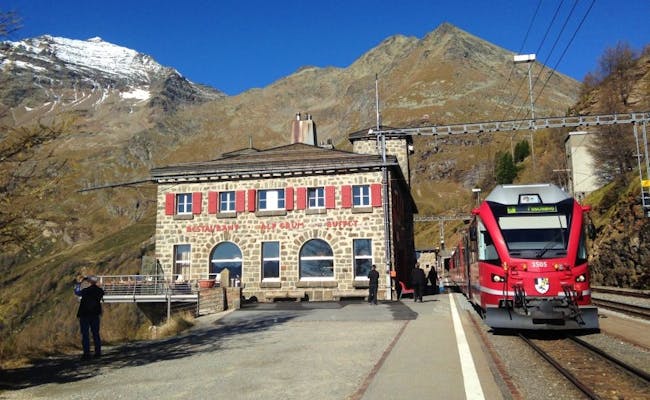 Stația feroviară Ospizio Bernina: oprire cu peisaj montan impresionant și clădire nostalgic a gării.