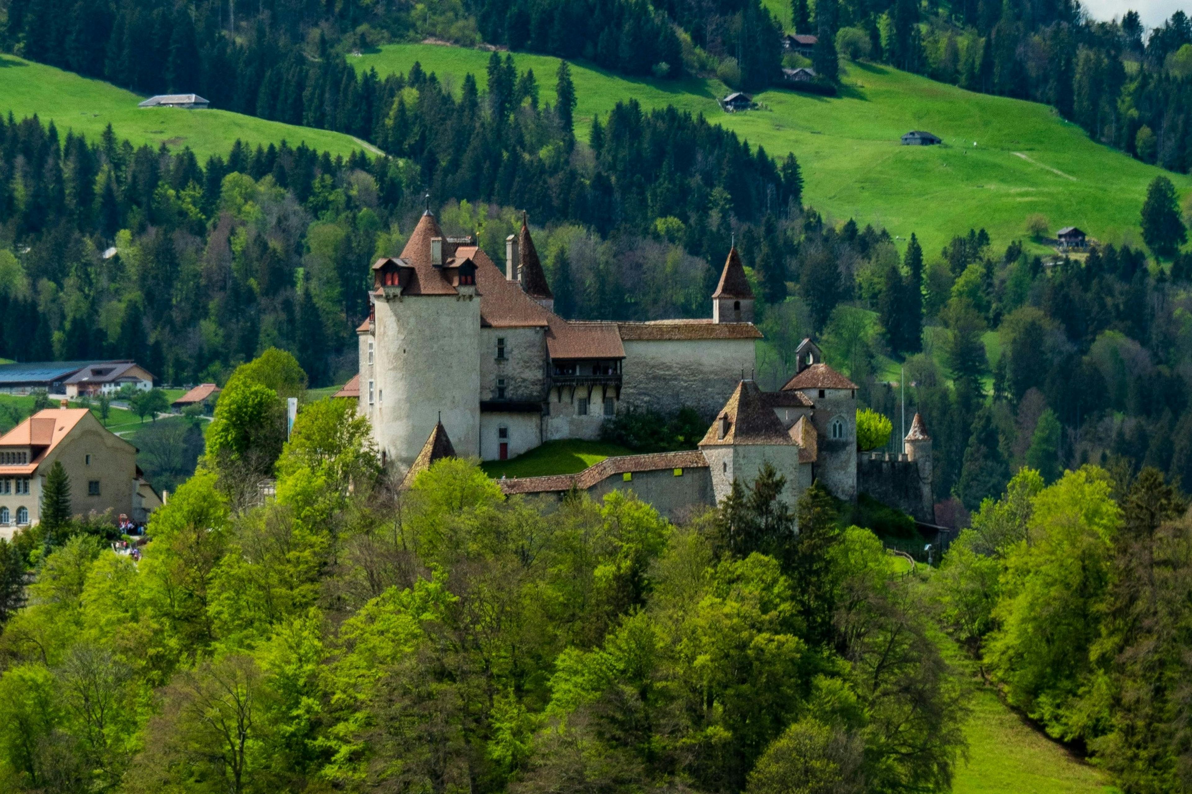 Schloss: schönes Schloss inmitten grüner Natur und Berge, ideal für Sommerausflüge