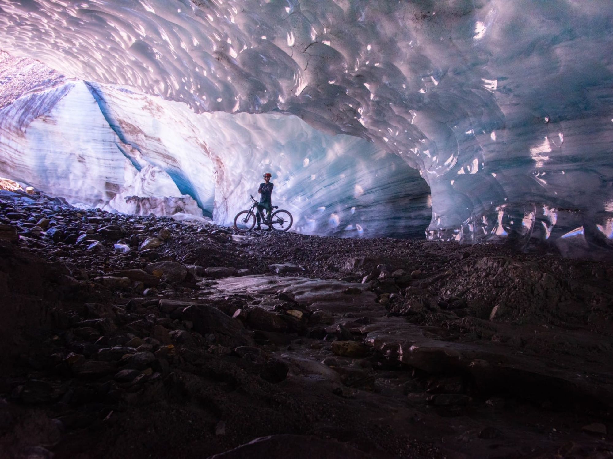 山地自行车指导：在策马特的冰川前进行的导游骑行之旅，适合冒险和自然爱好者。