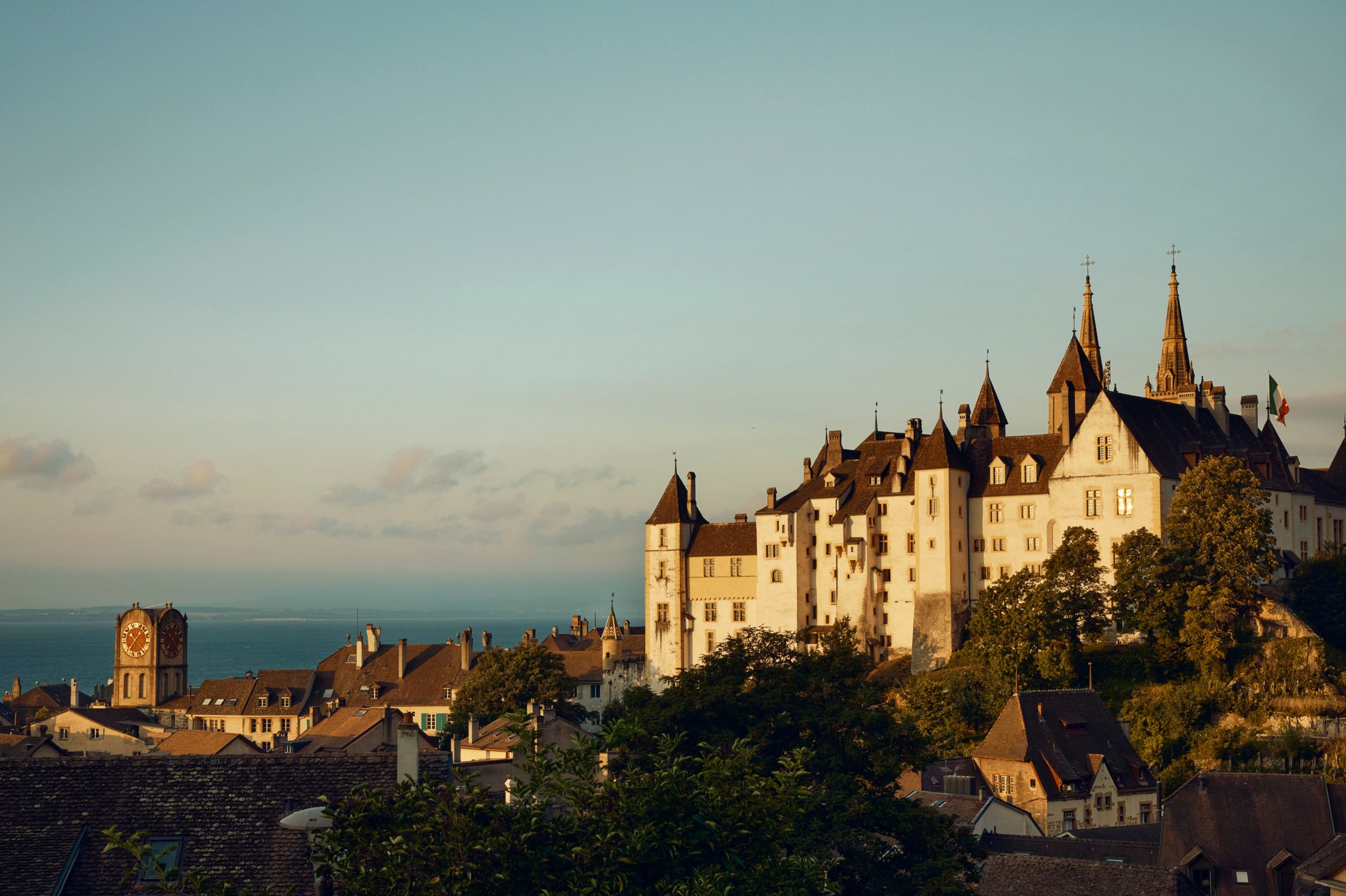 Neuchâtel : vue impressionnante de la ville avec des bâtiments historiques et vue sur le lac