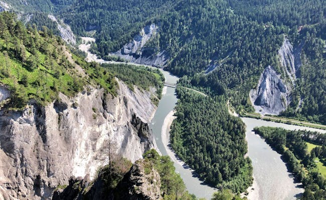 Vorderrhein șerpuiește prin canionul Rinului, înconjurat de păduri și munți impunători.