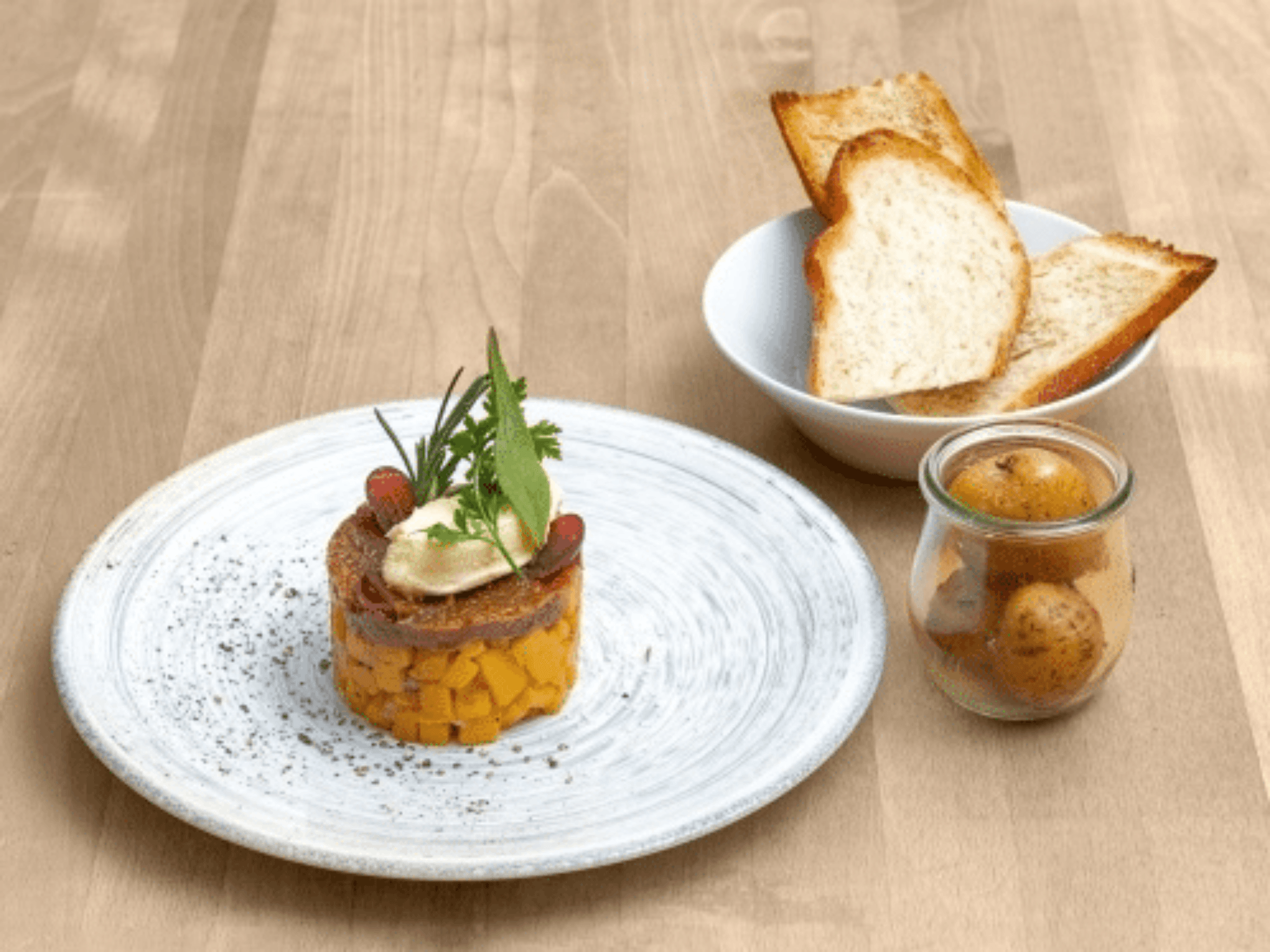 Apero Tour: Häppchen mit Mango und Brot - ideale Begleitung für ein geselliges Essen.