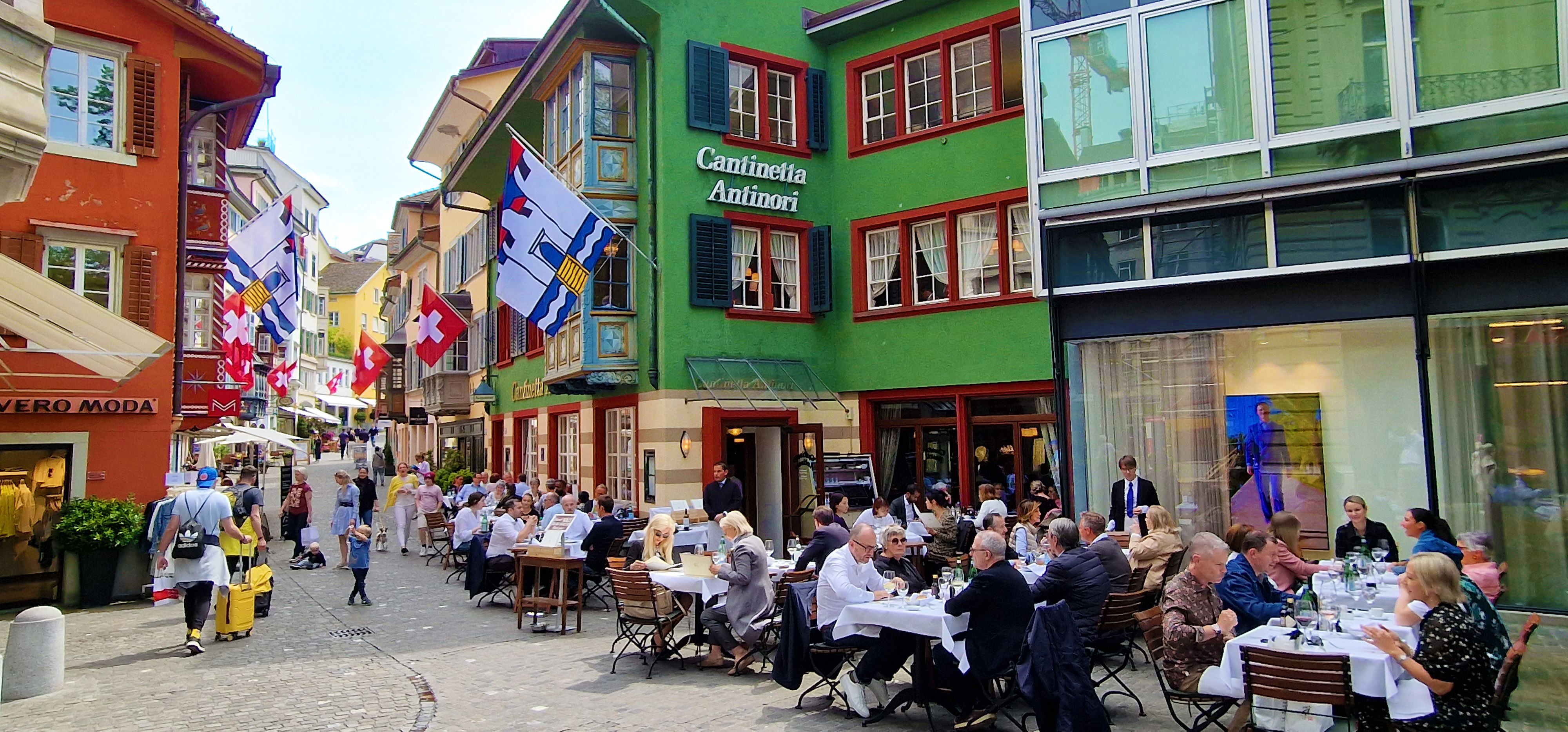 취리히: 역사적인 건물과 카페가 있는 활기찬 구시가지, 시내 관광에 이상적입니다.