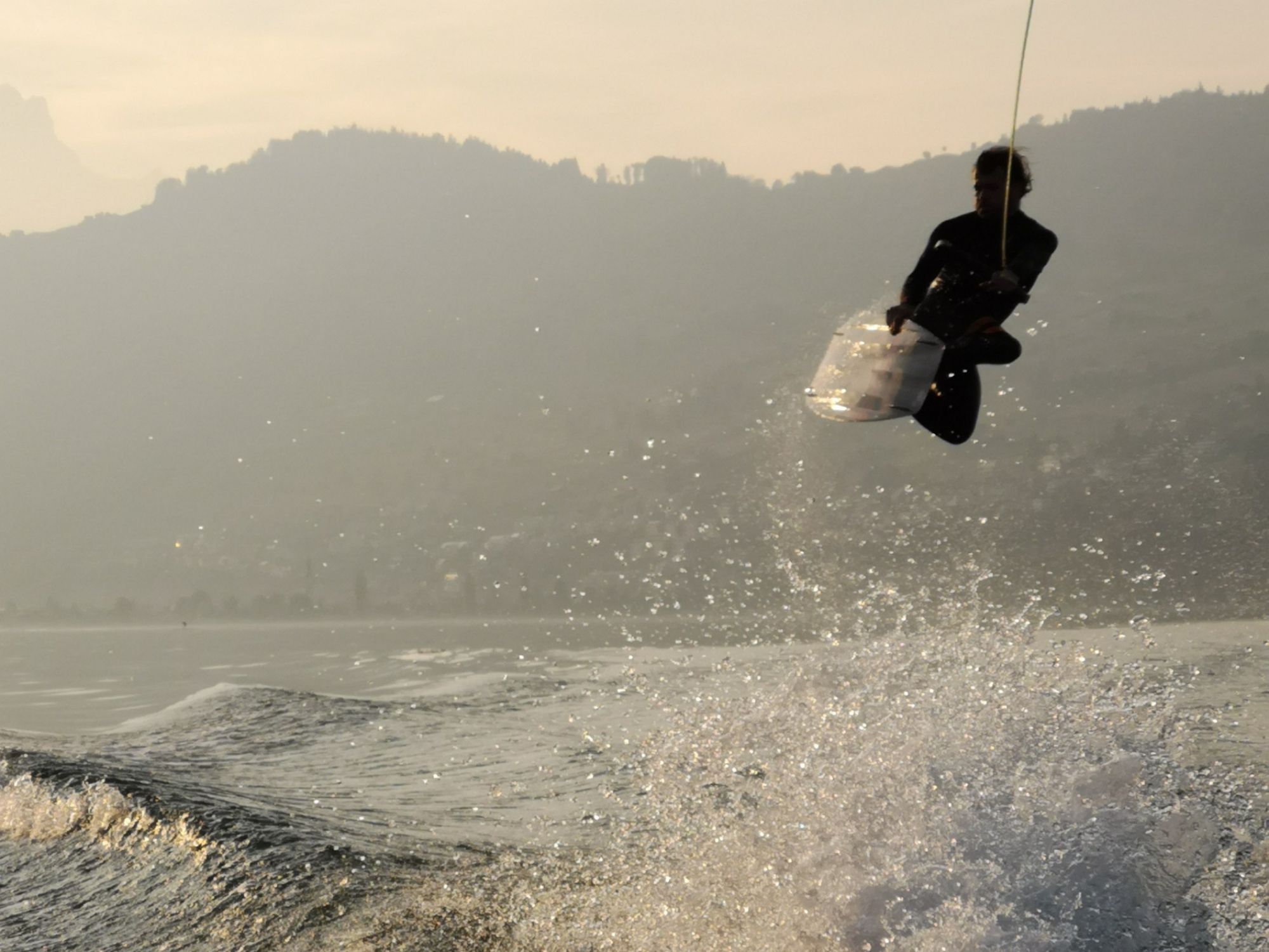 बोट सवारी: गर्मी के मौसम में झील पर surfers के साथ स्पोर्ट्स का रोमांचक जल साहसिक खेल।