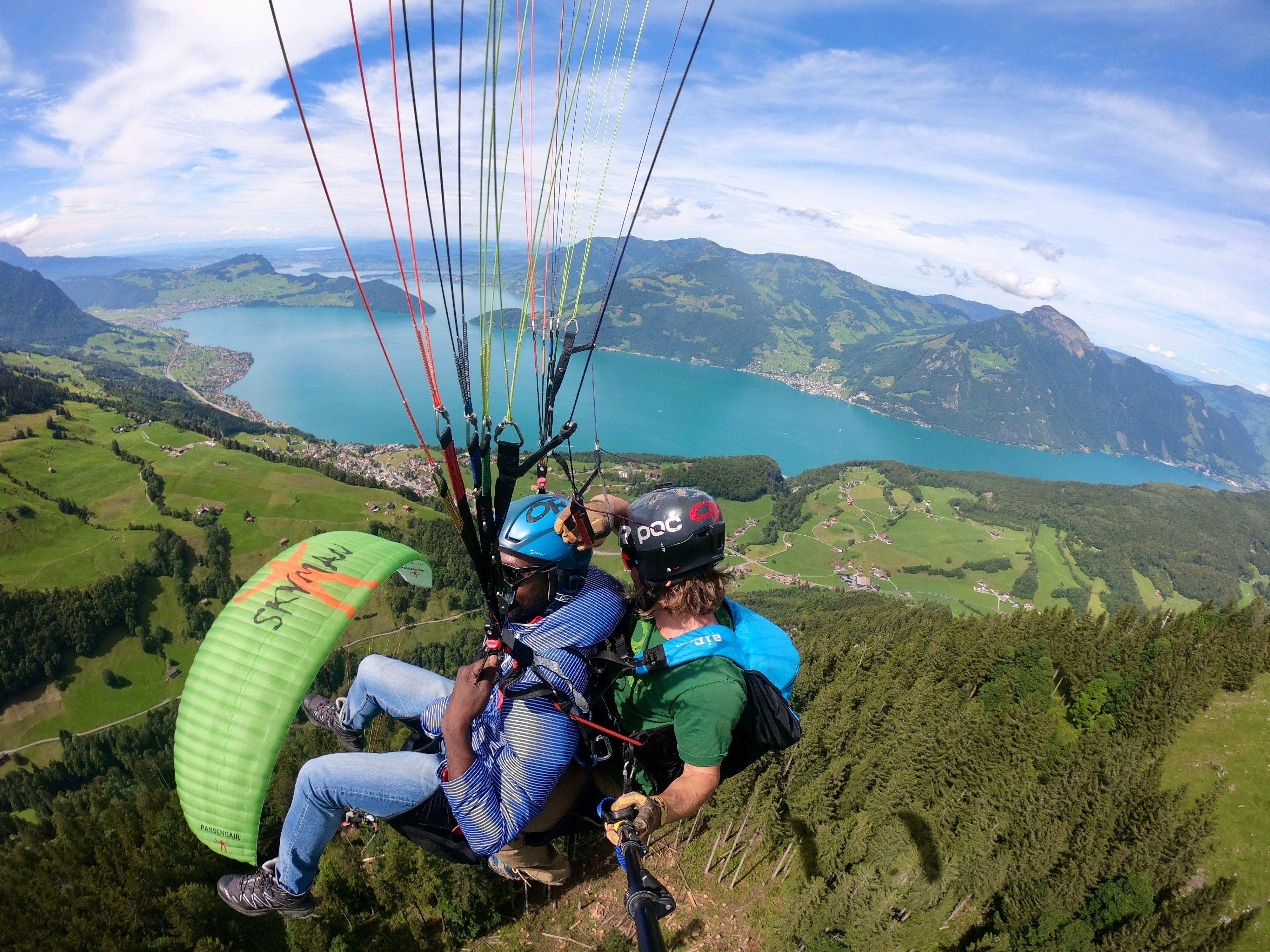 Tandem termikflyvning over Vierwaldstättersee i Luzern med fantastisk utsikt over natur og fjell.