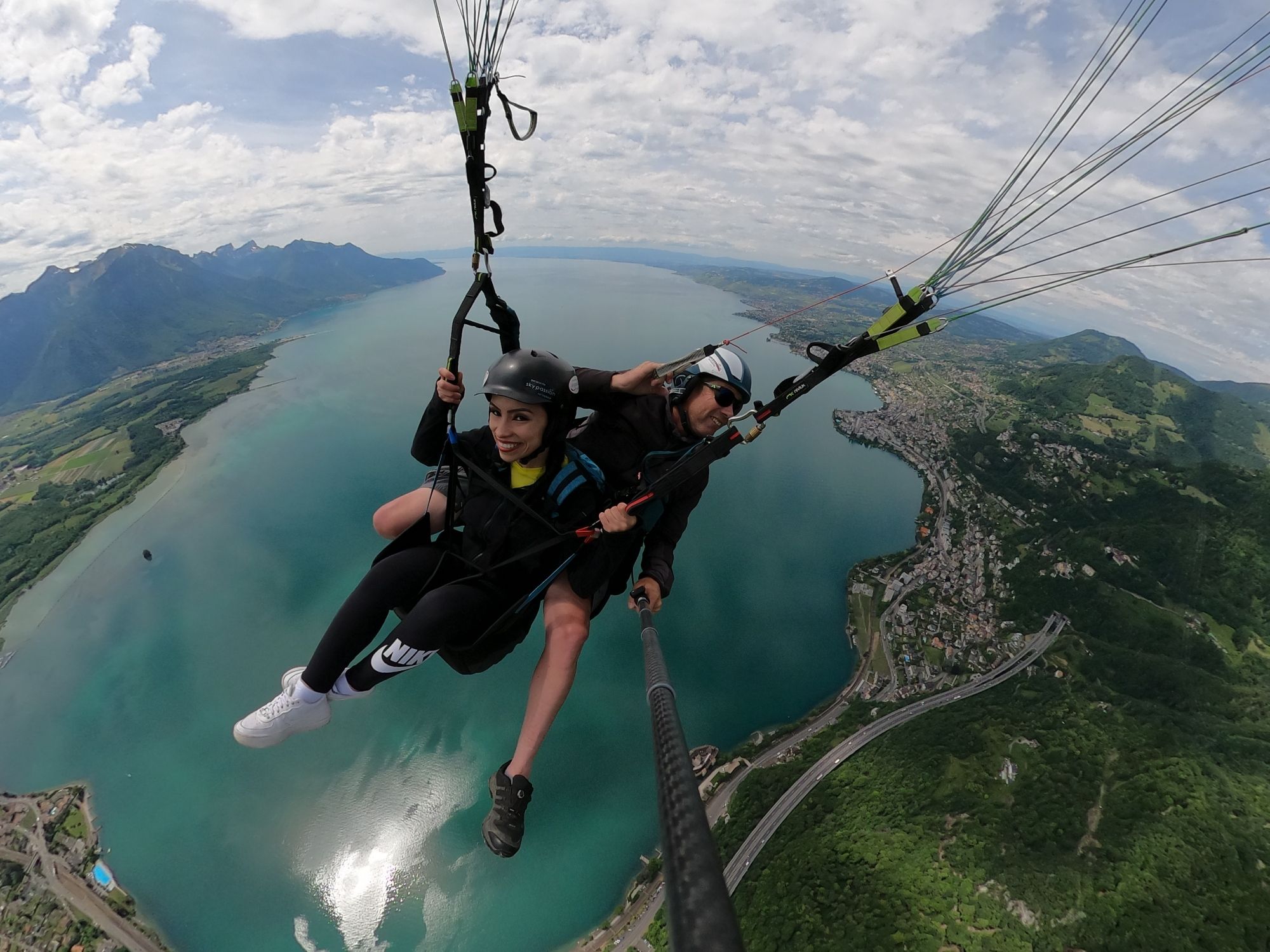 जेनैवर झील के ऊपर पैराग्लाइडिंग: दोस्तों के साथ एक अविस्मरणीय टैंडम उड़ान का अनुभव करें।