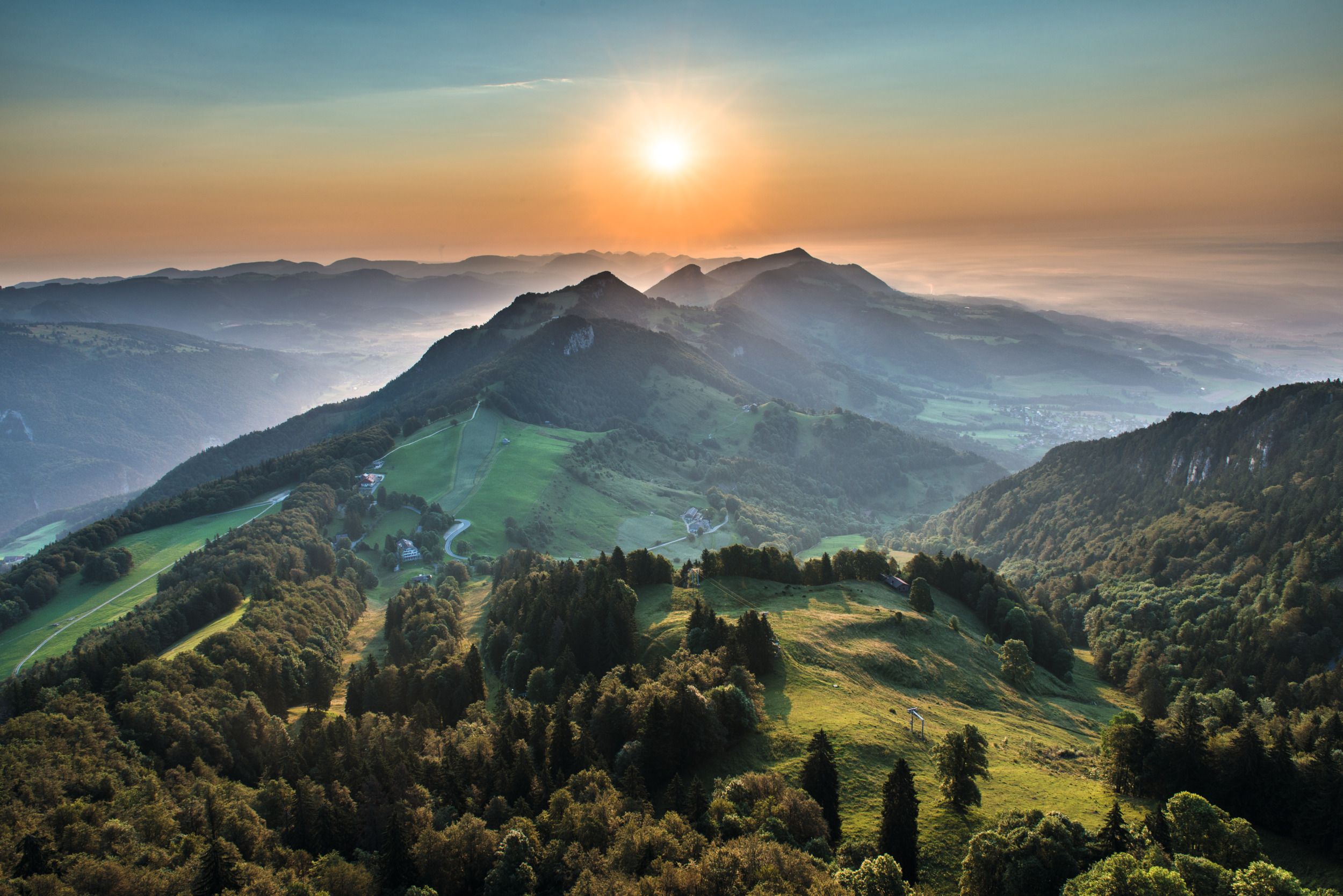 Weissenstein : magnifique vue sur les montagnes et les prairies en Suisse, idéal pour les amoureux de la nature.