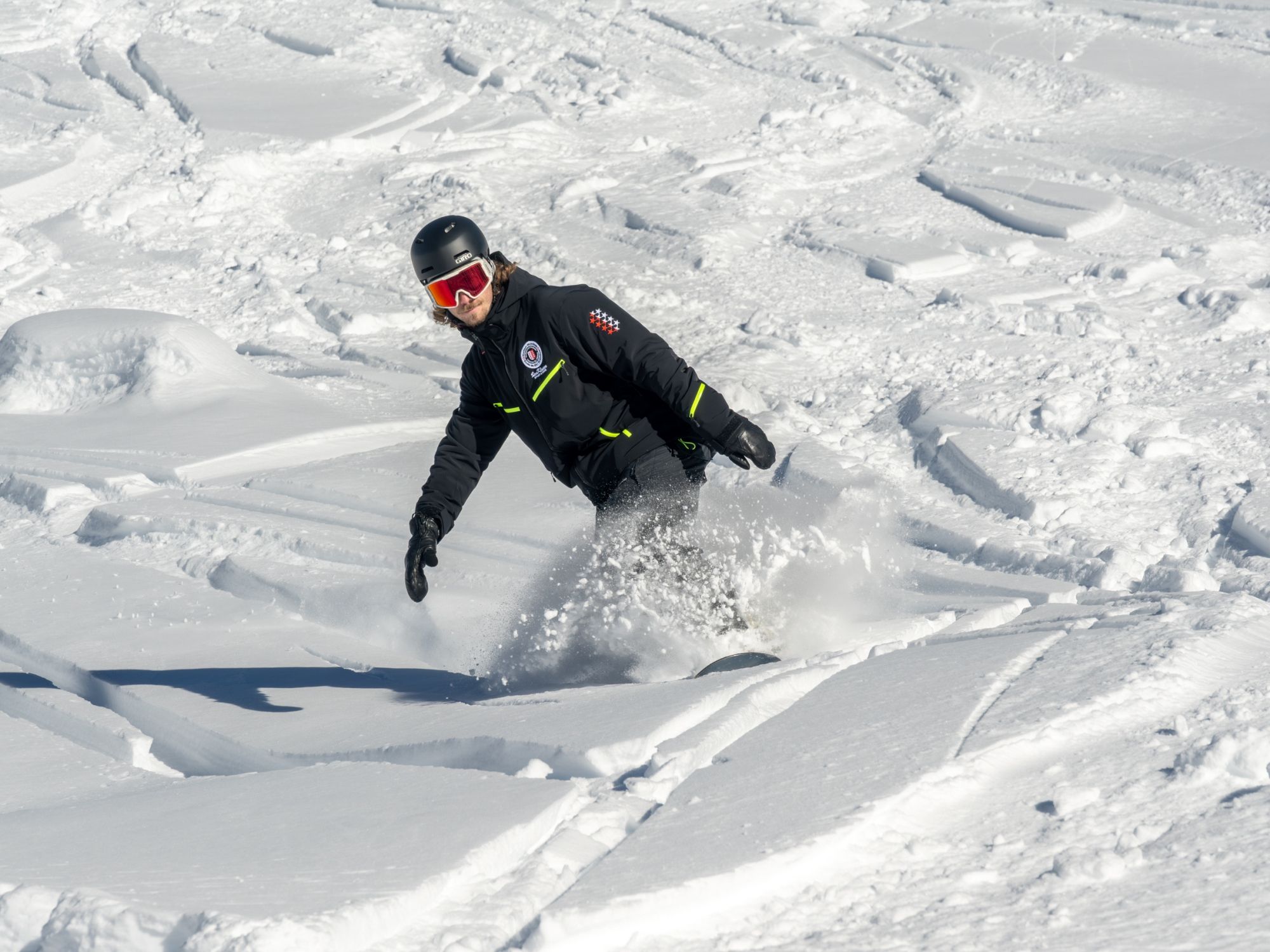 Snowboardles: leer in een groep snowboarden in de sneeuw in een populair skigebied.