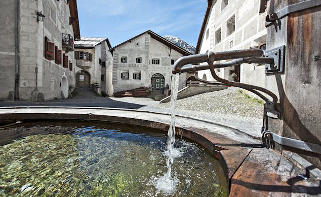 Brunnen im Dorfzentrum von Guarda (Foto: Graubünden Ferien Andrea Badrutt)