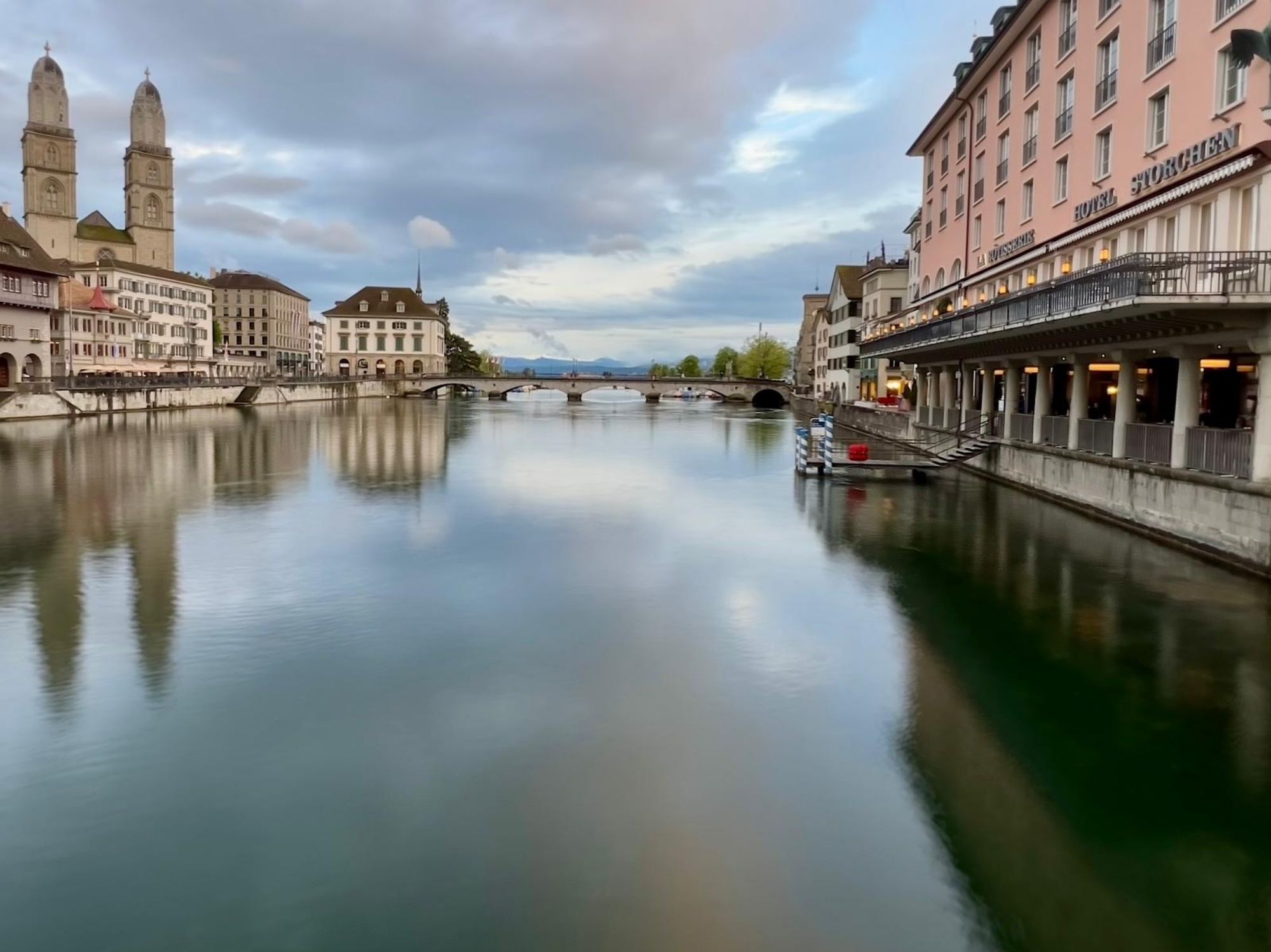 야경 촬영: 조용한 취리히 강과 아름다운 건축물 및 도시의 불빛, 사진 수업에 적합