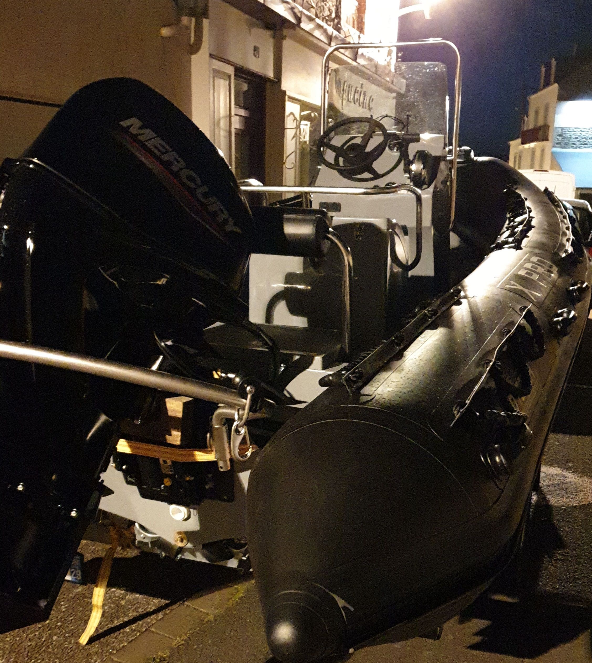 Turop perahu di Zurich saat malam hari dengan perahu bermotor