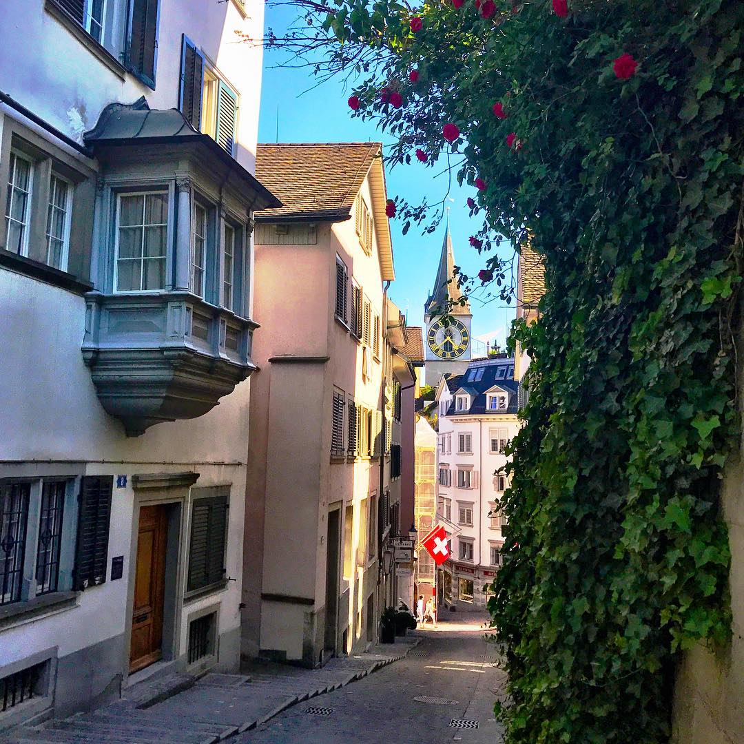 เมืองเก่าซูริค, การนำเที่ยวผ่านซอยประวัติศาสตร์ที่เต็มไปด้วยดอกไม้และบ้านเรือน