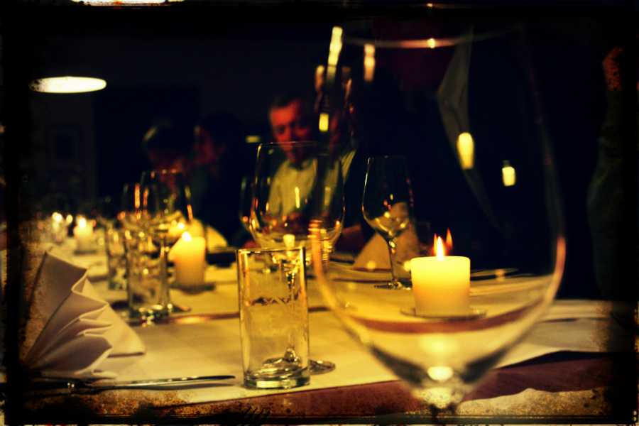 Storie culinarie Murten visita guidata con tavola imbandita, luce di candele e bicchieri.