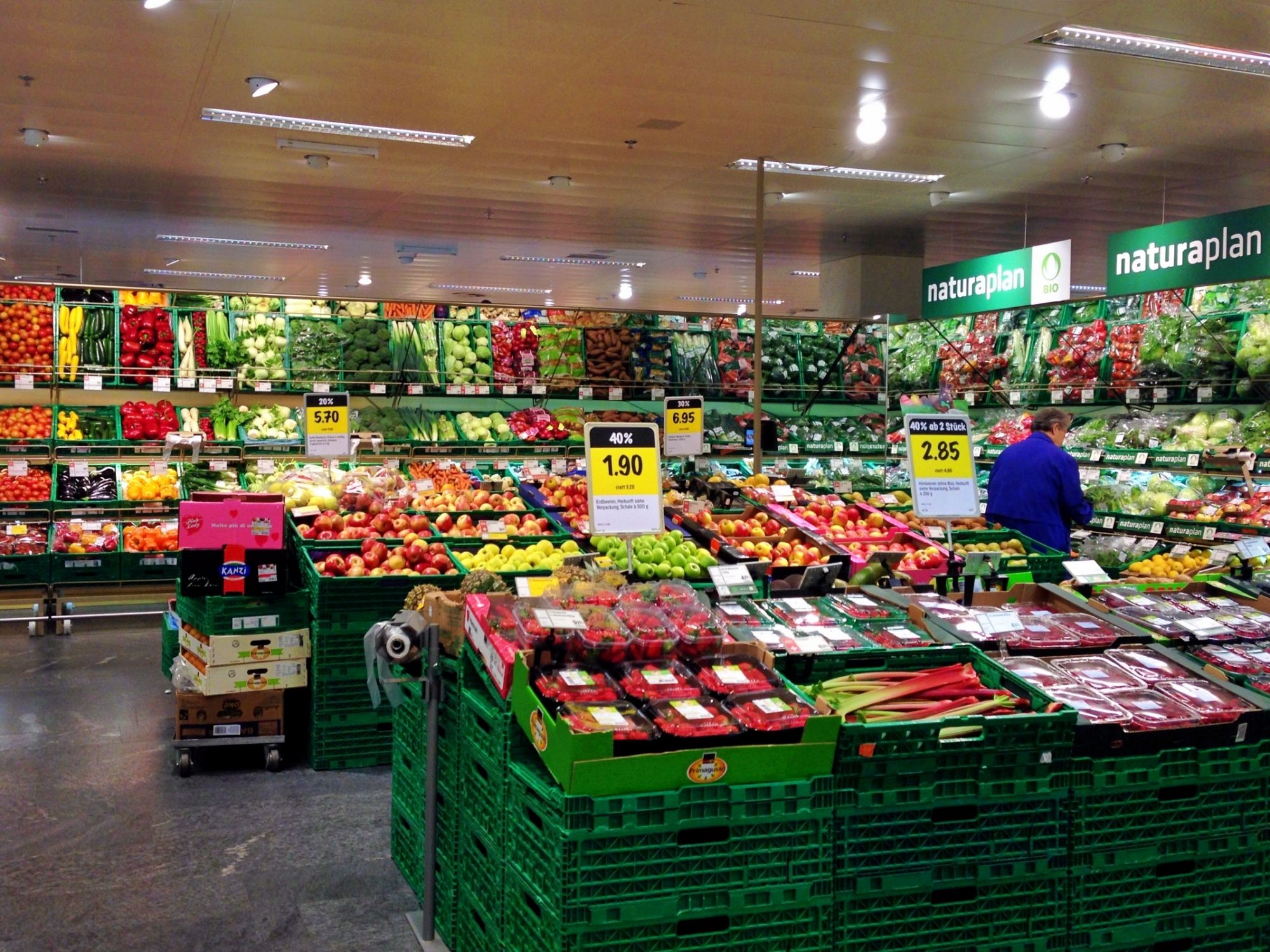 Jabatan sayur di pasar raya Migros dengan buah-buahan dan sayur-sayuran segar.