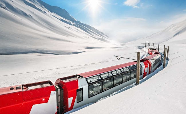 Glacier Express en invierno con los Alpes cubiertos de nieve