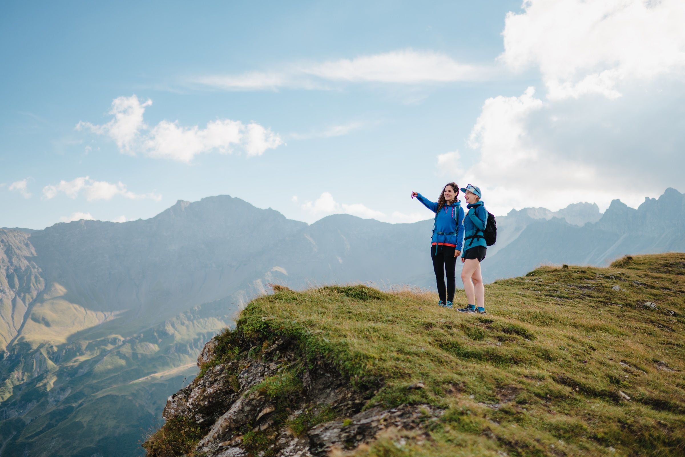 طريق الارتفاع بانوراما بيسول مع متسلقين، منظر جبلي، سماء زرقاء، صيفي.