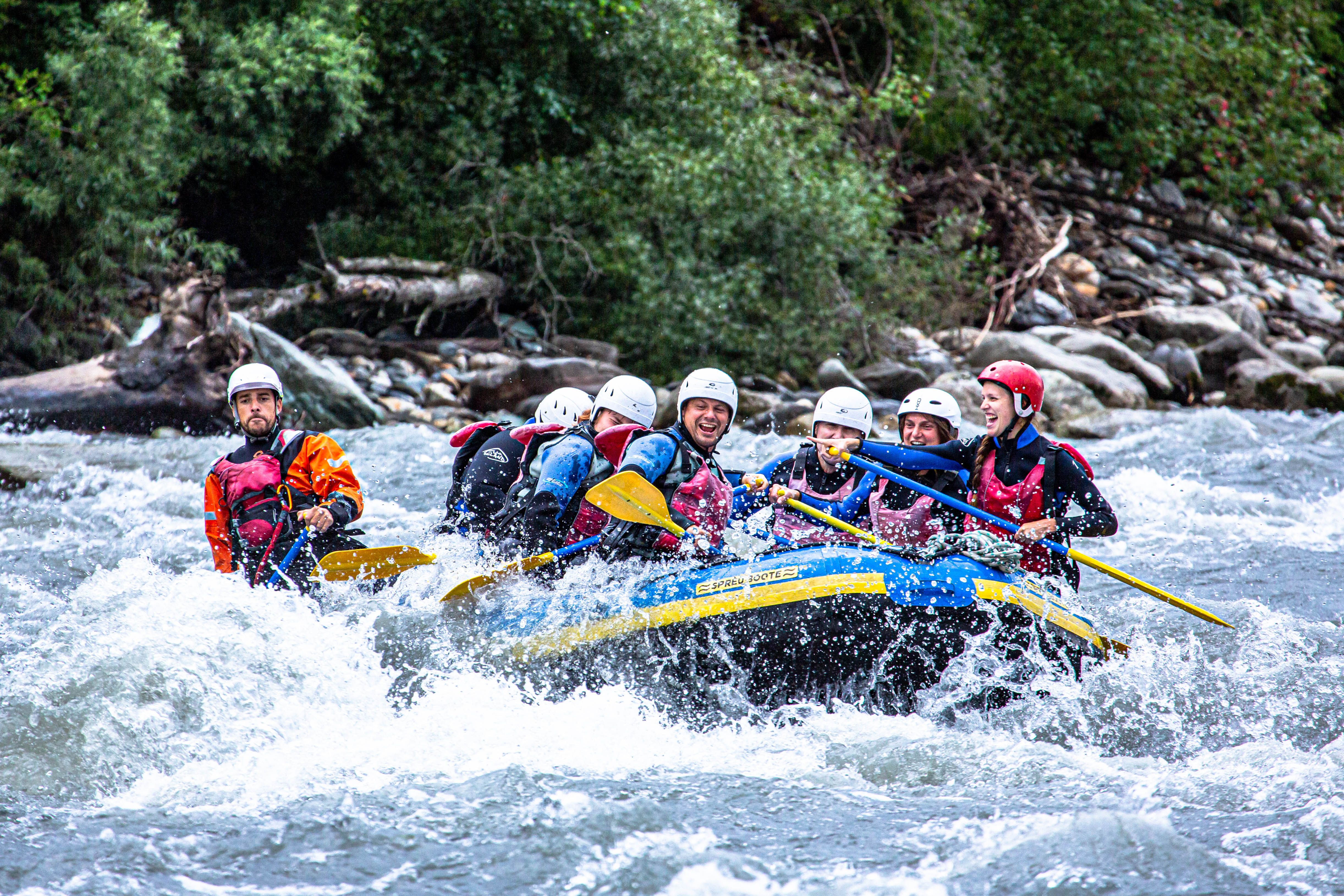 रफ्टिंग राइनौल्टा राइन ग्लेशियर में, समूह बोट में, रैपिड्स
