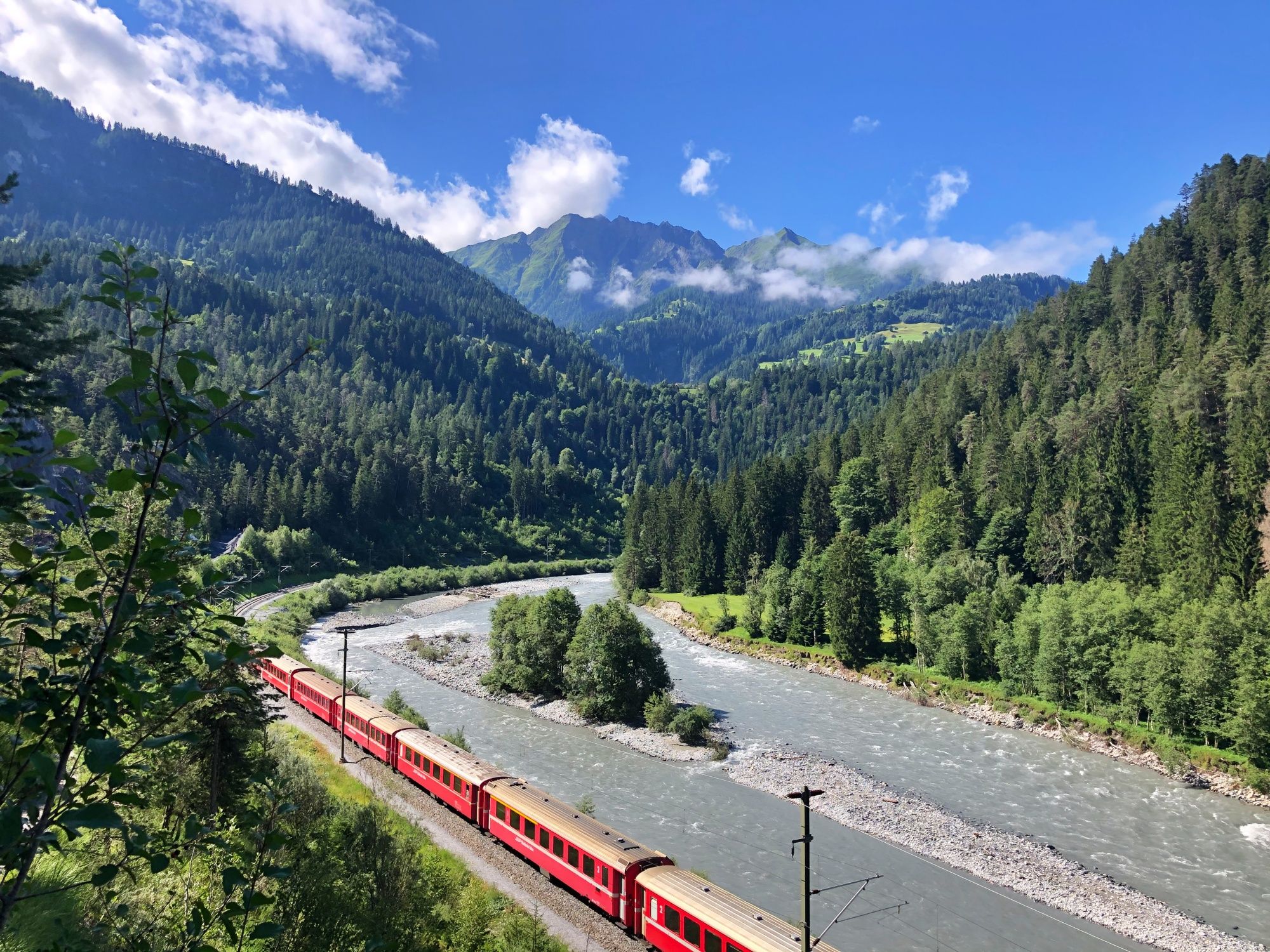 Rätståg: Tågresa längs Rhenälven i Graubünden med fantastiska bergslandskap.