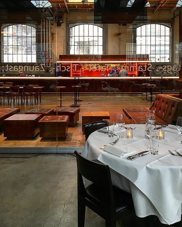 Binaan Kapal Zürich dengan suasana Bar moden, elemen kayu dan kaca, hiasan dalaman yang bergaya