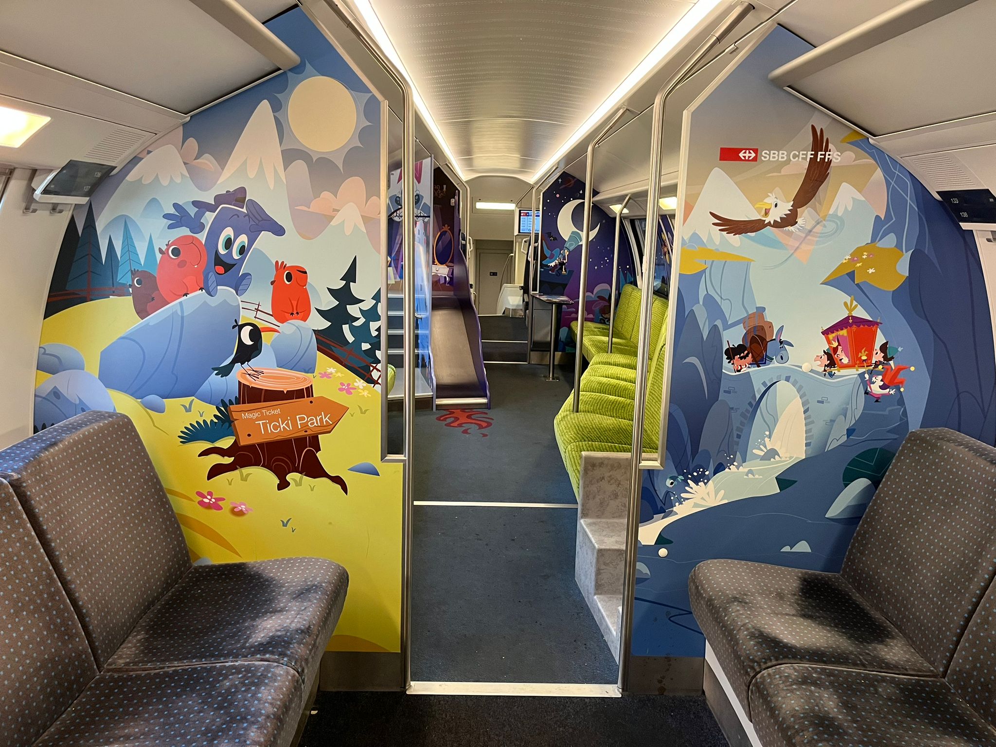 다채로운 동물과 풍경으로 꾸며진 기차 장식, 아이들과 가족 여행에 이상적입니다.