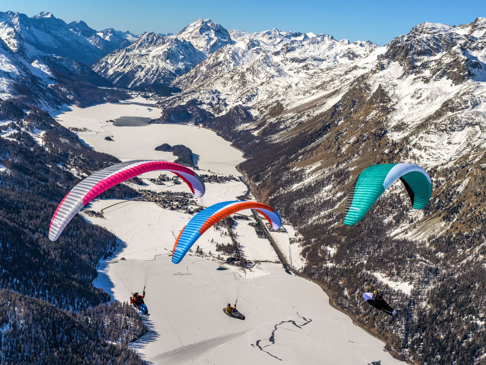 Paragliding i Engadin: Oplev flyveturen over de snedækkede bjerge og dalen.